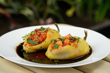 chiles caribe con relleno de camarón y marlín primer tiempo en restaurante de mariscos