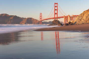 View of the Golden Gate Bridge from Marshall's Beach at sunset - obrazy, fototapety, plakaty