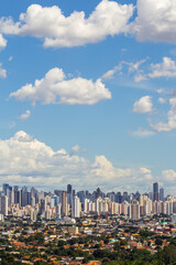 Fototapeta na wymiar Cidade de Goiânia vista do Morro do Além, com muitos prédios e céu nublado ao fundo.
