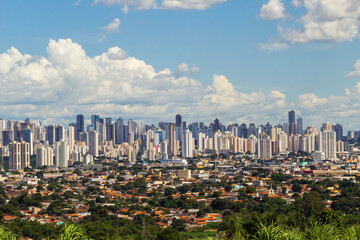 Fototapeta na wymiar Cidade de Goiânia vista do Morro do Além, com muitos prédios e céu nublado ao fundo.