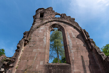 Alte Mauer mit Fenster der Ruine Kloster Allerheiligen bei Oppenau im Schwarzwald, Deutschland