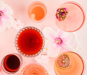 Obraz na płótnie Canvas pink drinks on the table