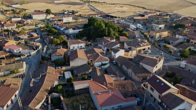 Vista aerea de pueblo europeo entre las monta&ntilde;as. Poblado a vista de pajaro. Colorido pueblo en el campo