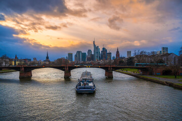 Naklejka premium View over the Main in Frankfurtto the Syline in the evening