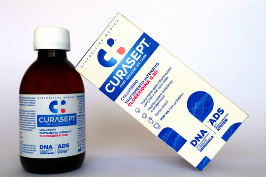 CURASEPT Intensive Treatment Mouthwash with chlorhexidine to protect teeth and gums from plaque and bacteria