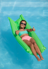 gente en piscina con agua celeste en verano alegria