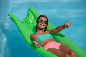 gente en piscina con agua celeste en verano alegria