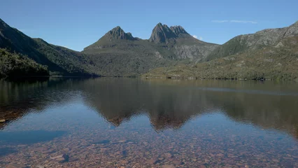 Photo sur Plexiglas Mont Cradle pebbly beach of dove lake at cradle mt in tasmania, australia