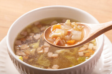 きざみ野菜のコンソメスープ
