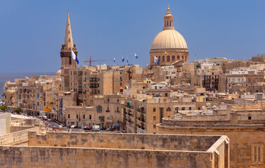Obraz premium Malta. View of the city and St. Paul's Cathedral on a sunny day.