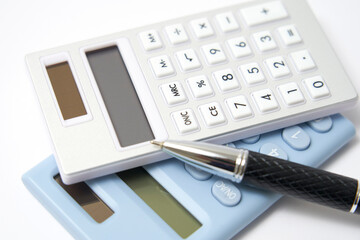 電卓　白背景　（見積もり・費用・生活費・経理・会計イメージ）