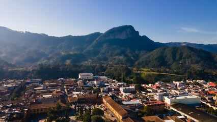 Fototapeta premium pueblo magico al pie del cerro cabezon, tlatla1uquitepec,