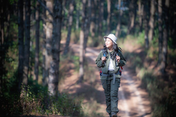 Naklejka premium Woman traveling tourist hiking holiday, wild adventure