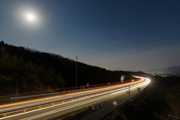 Fototapeta na wymiar 高速道路と車の光跡（大分県大分市）