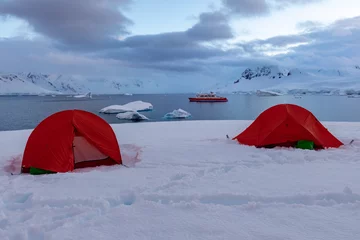 Gordijnen Camping in Antarctica on an expedition to Portal Point © Rob Schultz