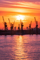 Fototapeta premium 夕焼けとクレーン