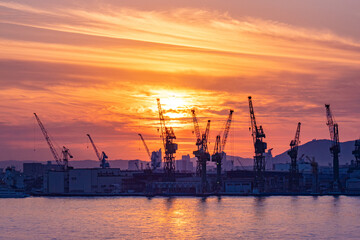 Fototapeta premium 夕焼けとクレーン