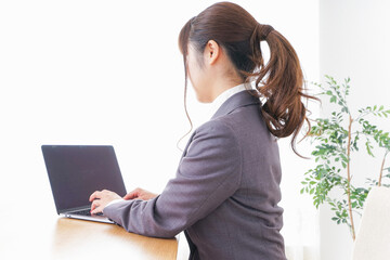 パソコンとビジネスウーマン