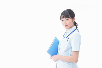 ナース服を着た若い笑顔の看護師