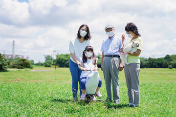 Fototapeta premium マスクをして散歩をする家族