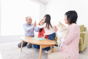 幸せな家族の集合写真