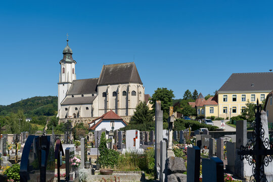 Blick auf die Pfarrkirche St. Nikolaus oberhalb von Emmersdorf in Österreich vom Friedhof aus gesehen