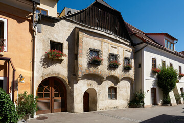 Fototapeta na wymiar historische mittelalterliche Gebäude in einer Straße in der malerischen Gemeinde Emmersdorf an der Donau in Österreich