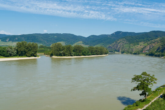 Flusslandschaft mit dem Fluss Donau in der Region Wachau bei Dürnstein in Österreich
