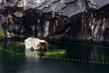 Naklejka premium Panoramic autumn view of Marble Lake in Ruskeala Park in Karelia, Russia.
