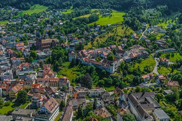Bregenz in Vorarlberg im Luftbild, Deuringschl&ouml;&szlig;le, unteres Tor, Martinsturm, Herz-Jesu-Kirche