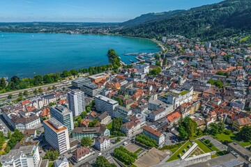Vorarlbergs Bezirkshauptstadt Bregenz im Luftbild - Ausblick auf die Innenstadt und den Hafen am...