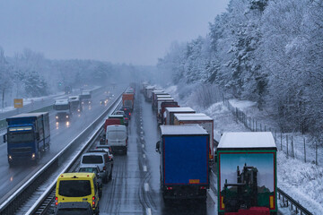 Eine gebildete Rettungsgasse nach einem Unfall auf der Autobahn bei starkem Schneefall
