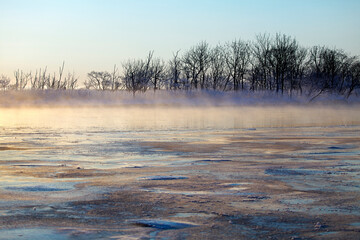 Fototapeta premium 早朝の西別川の彩りと霧（別海町）
