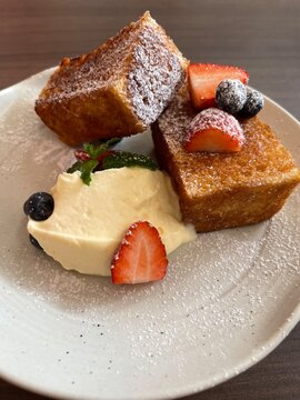 strawberry blueberry toast at table cafe menu desserts cream cheese yogurt 