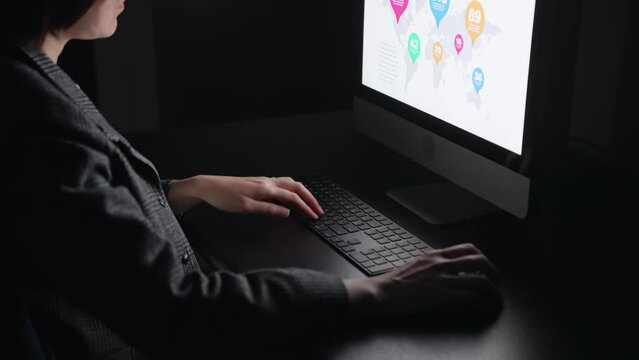  暗い部屋でパソコンを使う女性