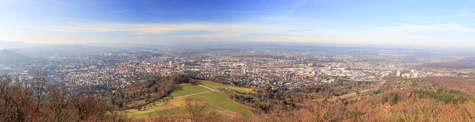 Fototapeta na wymiar Panoramablick auf Reutlingen von der Ruine Achalm
