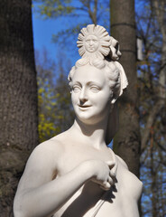Fototapeta premium sculpture of the woman in the Summer Garden