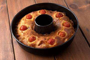 Deliziosa torta salata con pancetta e pomodorini 