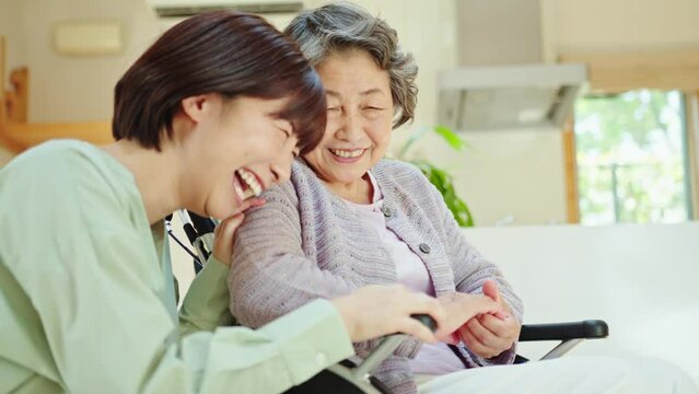 孫と話す車椅子に乗ったシニア女性
