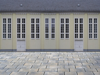 Industriegebäude mit Gehweg und Eingangstüren