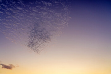 うろこ雲の空