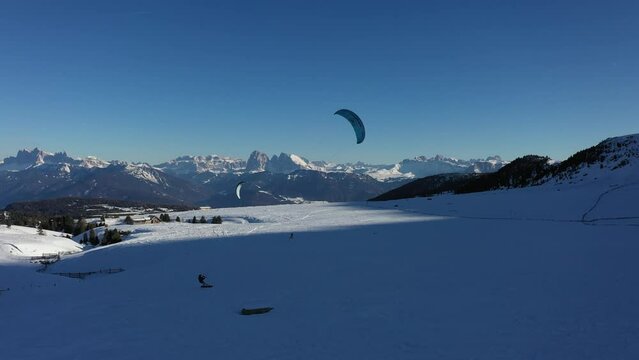 Snowkiten in den Dolomiten. Ein Snowkiter auf der Villanderer Alm in Italien. Drohnenvideo 1