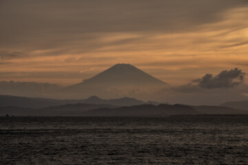 Fototapeta na wymiar 江ノ島から見る富士山のシルエット