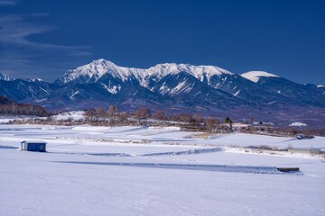 長野県・川上村 雪原と冬の八ヶ岳の風景（標準画角）