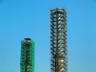 解体準備のクリーンセンターの煙突と青空
