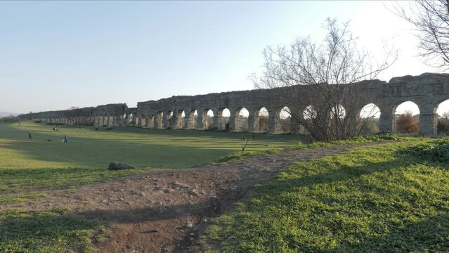 il parco degli acquedotti, in Roma, con i suoi immensi archi 