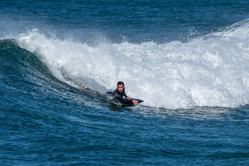Obraz premium Bodyboarder surfing ocean wave