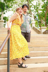 Naklejka premium 階段の手すりに寄り添い肩を並べる男女