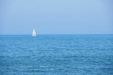Obraz premium 大海原を漂うヨット