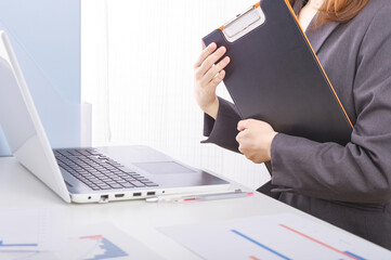 書類を手に持つビジネスウーマン